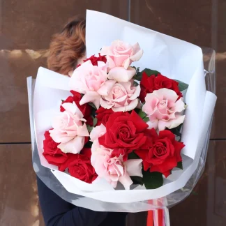 Букет из французской розы Pink Mondial и французской розы Freedom