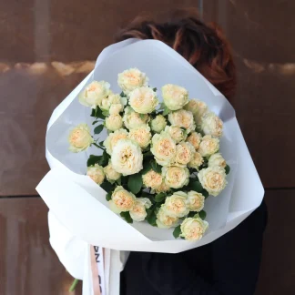 Букет из кремовой кустовой пионовидной розы SummerRose (СаммерРоуз) M7
