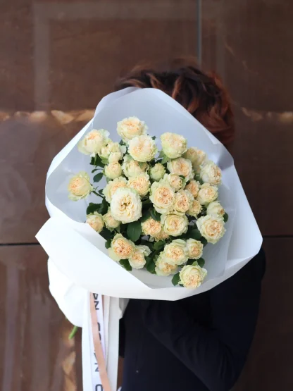 Букет из кремовой кустовой пионовидной розы SummerRose (СаммерРоуз) M7