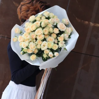Букет из кремовой кустовой пионовидной розы SummerRose (СаммерРоуз) XL15