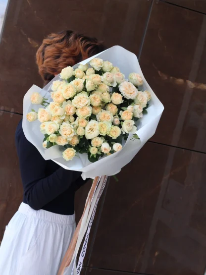 Букет из кремовой кустовой пионовидной розы SummerRose (СаммерРоуз) XL15