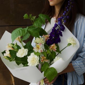 Заказать авторский букет в Минске с дельфиниумом Wild Garden Zazou