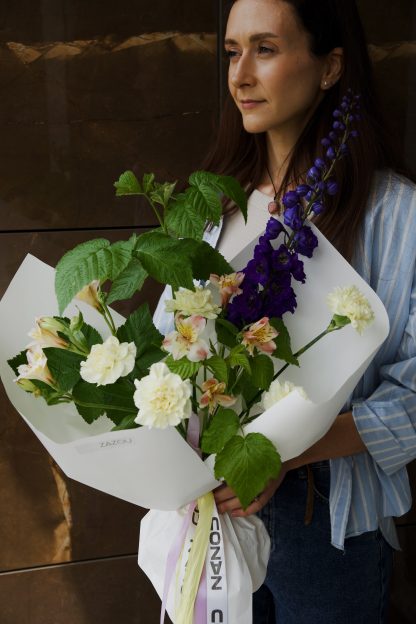 Заказать авторский букет в Минске с дельфиниумом Wild Garden Zazou