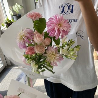 Купить букет с георгинами Минск сорт Bombastic Розовый фарфор Zazou