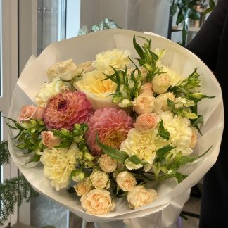 Купить букет с георгинами в Минске сорт Antonia Garden и Summer Rose Крем-сода на Грушевке Zazou