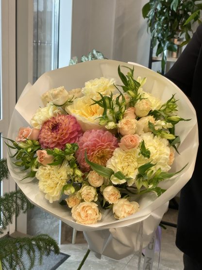Купить букет с георгинами в Минске сорт Antonia Garden и Summer Rose Крем-сода на Грушевке Zazou