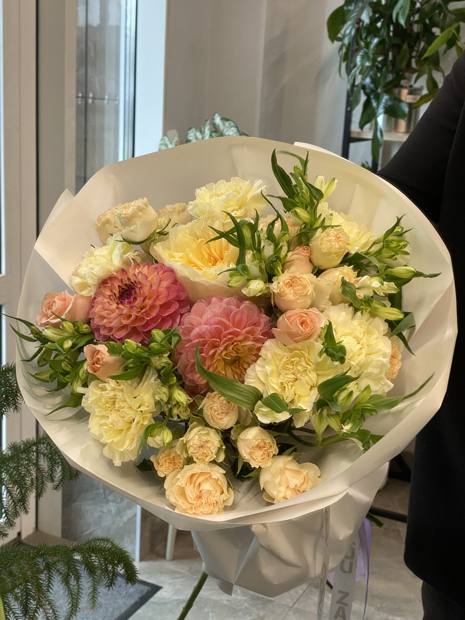 Купить букет с георгинами в Минске сорт Antonia Garden и Summer Rose Крем-сода на Грушевке Zazou