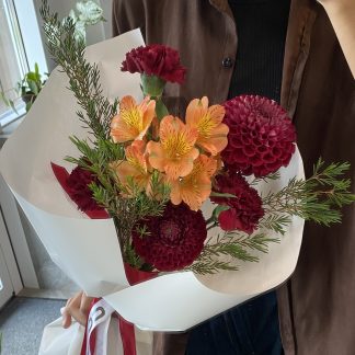 Купить букет с георгинами в Минске Огни кабаре с гвоздиками на Грушевке Zazou