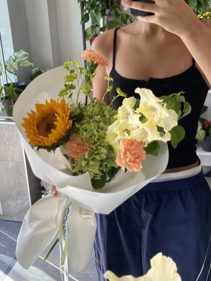 Заказать авторский букет в Минске с подсолнухом и гортензией Фисташковый эклер на Грушевке Zazou