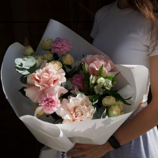 Купить букет маме в Минске сорт Pink Mondial Персиковый мильфей на Грушевке Zazou