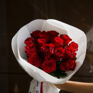 Заказать букет роз в Минске недорого 15 штук красные розы Родос Zazou
