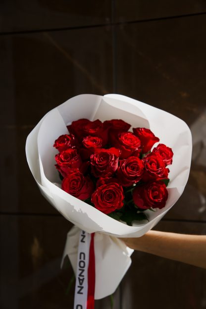 Заказать букет роз в Минске недорого 15 штук красные розы Родос Zazou