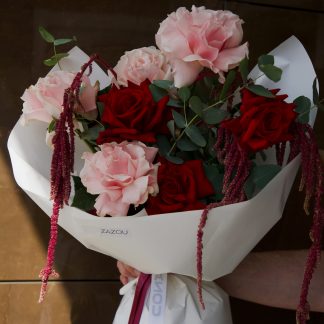 Купить французские розы в Минске сорт Freedom и Pink Mondial букет Драма Zazou